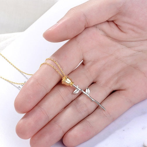 Elegant Ladies Rose Flower Necklace – Timeless Floral Jewelry