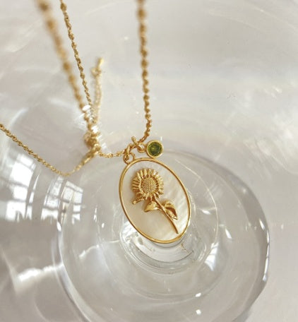 Vintage Birth Flower Oval Pearl Necklace with Birthstone – Timeless and Personalized Elegance